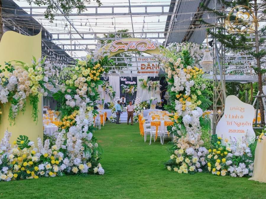 Cổng hoa cưới tone vàng Save The Date thiết kế vòm bất đối xứng