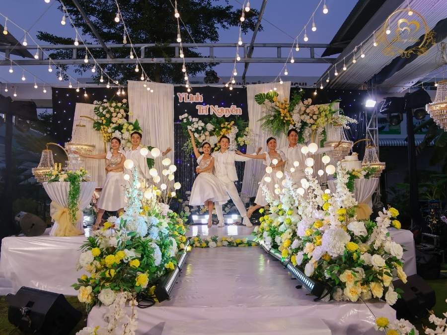 Tiết mục múa mở màn sôi động tiệc cưới Y Linh & Trí Nguyễn.