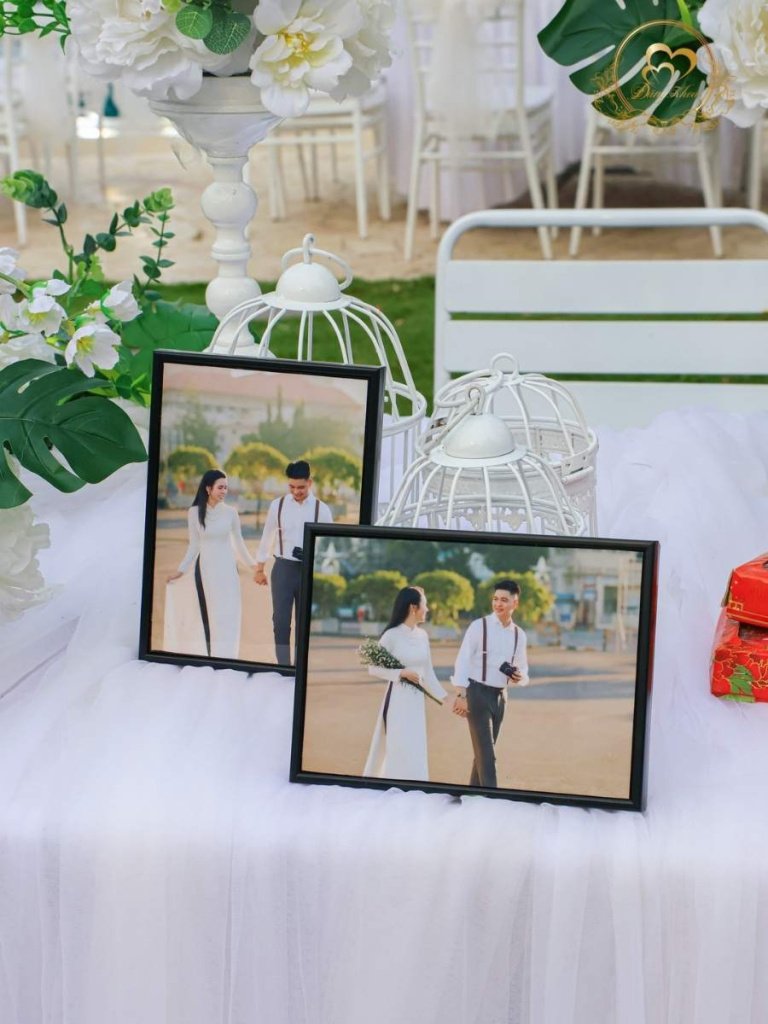 Chi tiết phụ kiện trang trí bàn gallery khung ảnh và lồng chim vintage.