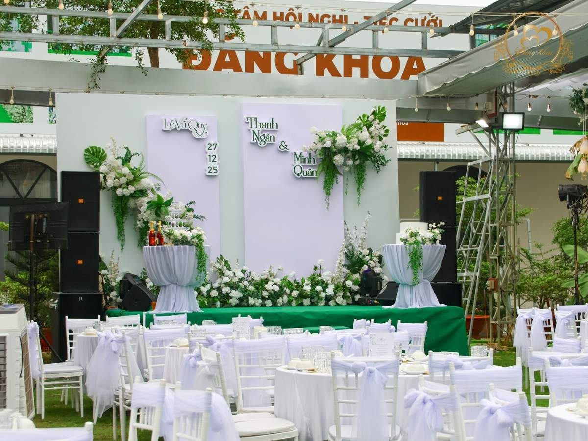 Khu vực làm lễ trên sân khấu hệ thống mái che không gian mở.