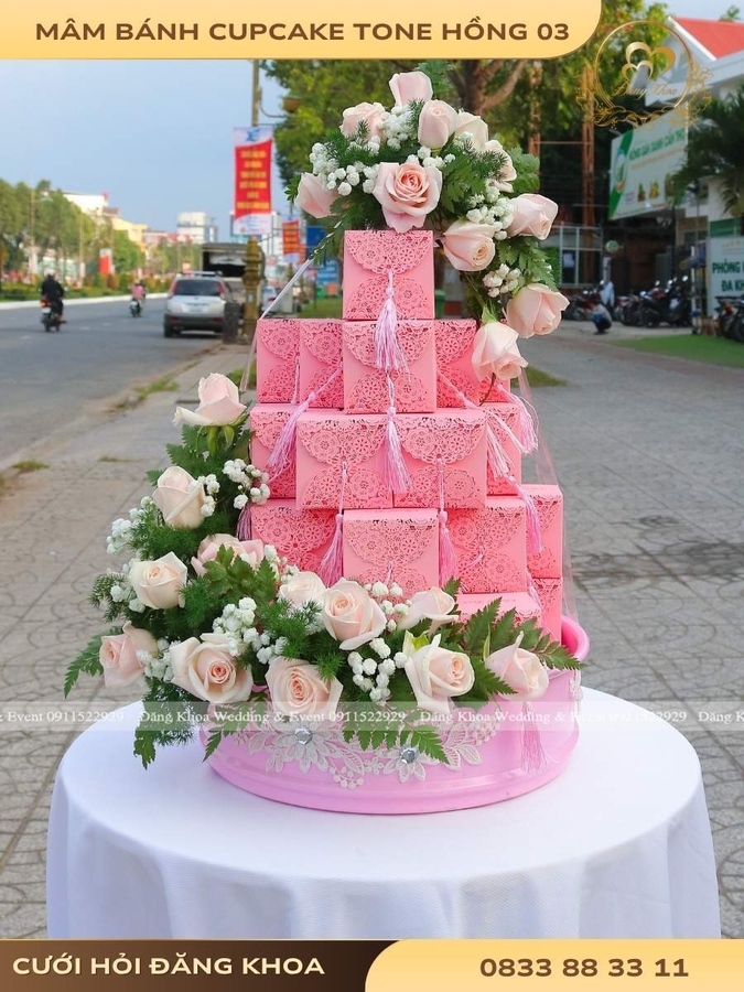 Mâm bánh cupcake & hoa tươi tone hồng 03