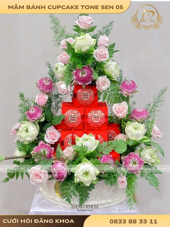 Mâm bánh cupcake & hoa tươi tone sen 05