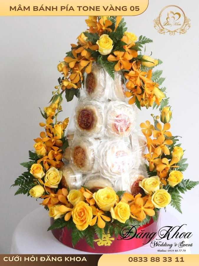 cuoi-hoi-dang-khoa-mam-banh-pia-hoa-tuoi-tone-vang-05