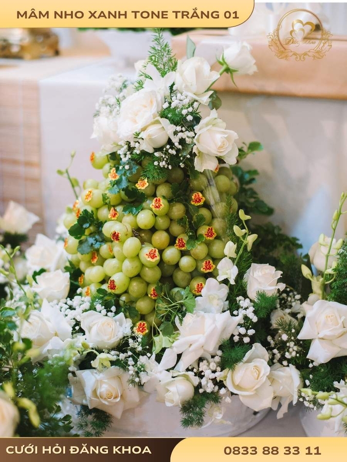 Mâm nho xanh & hoa tươi tone trắng 01