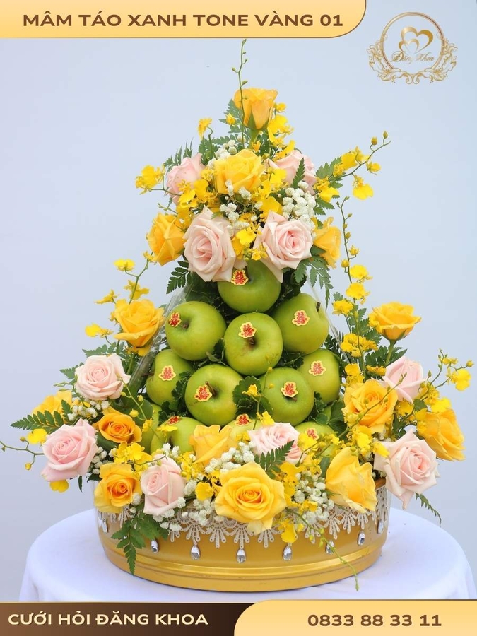 cuoi-hoi-dang-khoa-mam-tao-xanh-hoa-tuoi-tone-vang-01