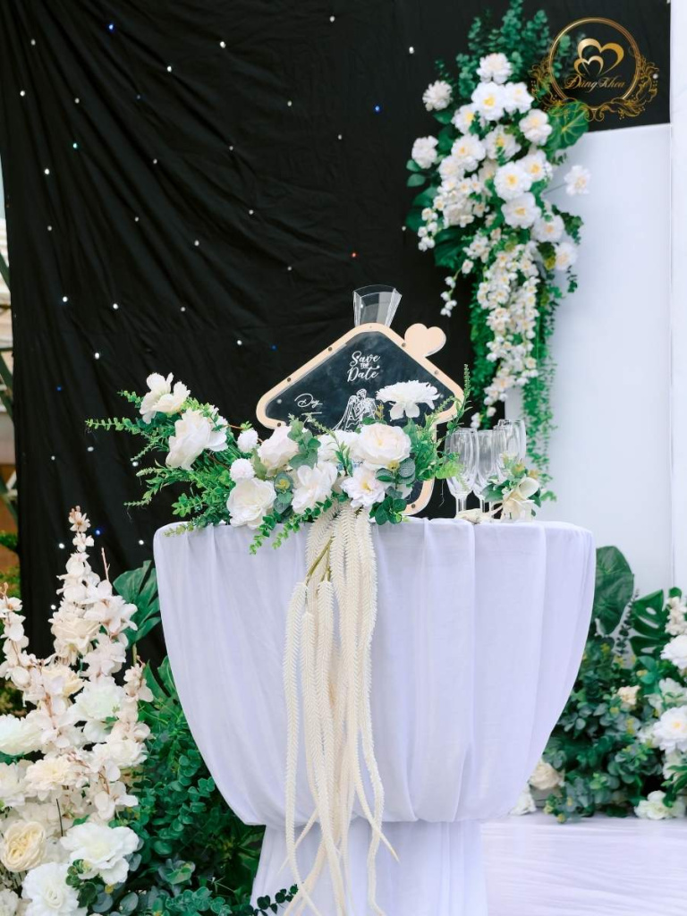 Cận cảnh phụ kiện decor và bảng save the date trên sân khấu.