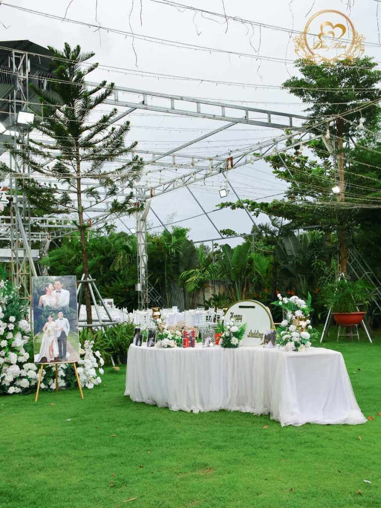 Khu vực đón khách Tiệc Báo Hỷ không gian mở thoáng đãng với bàn Galery.