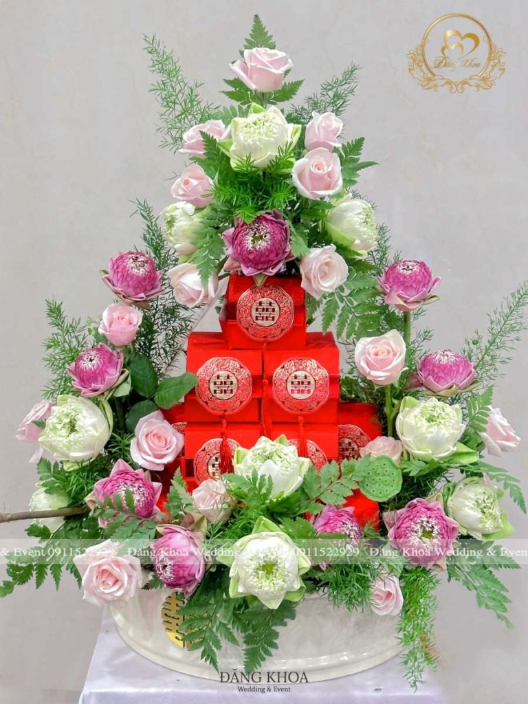 Mâm bánh cupcake trang trí hoa tươi tone sen 02.