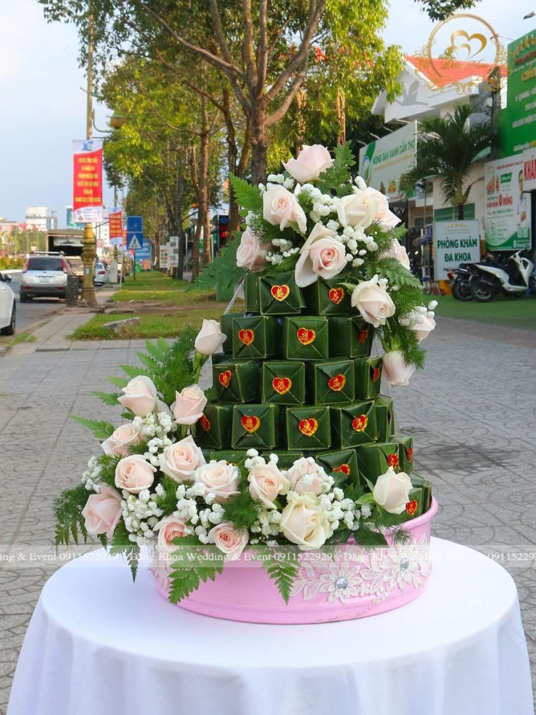Mâm bánh phu thê trang trí hoa tươi tone hồng pastel.
