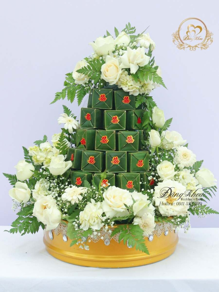 Mâm bánh phu thê trang trí hoa tươi tone trắng xanh.