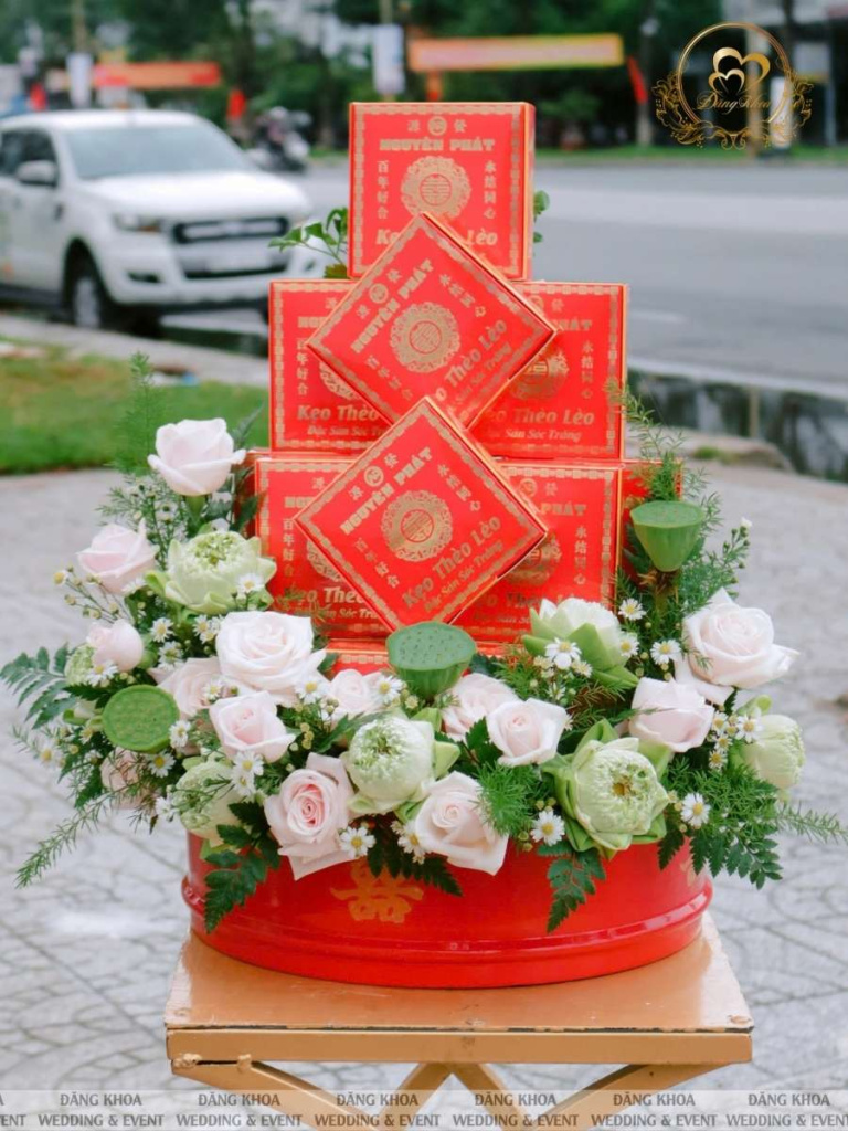 Mâm bánh thèo lèo trang trí hoa tươi tone sen.
