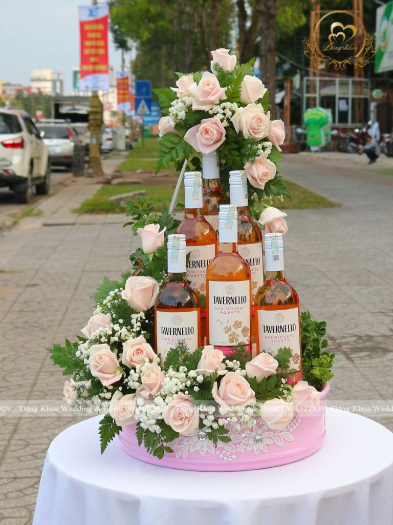 Mâm rượu trang trí hoa tươi tone hồng.