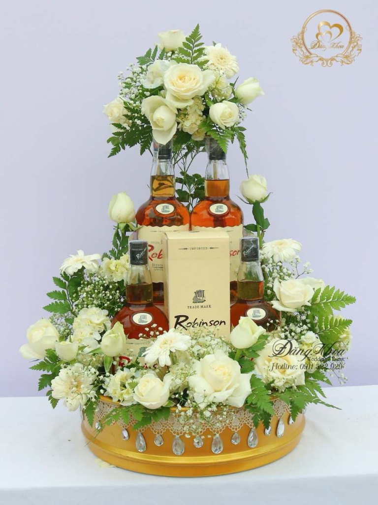 Mâm rượu trang trí hoa tươi tone trắng xanh.