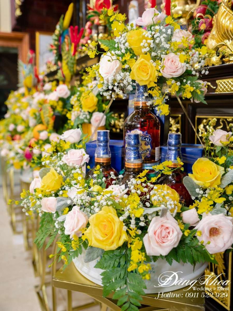 Mâm rượu trang trí hoa tươi tone vàng.