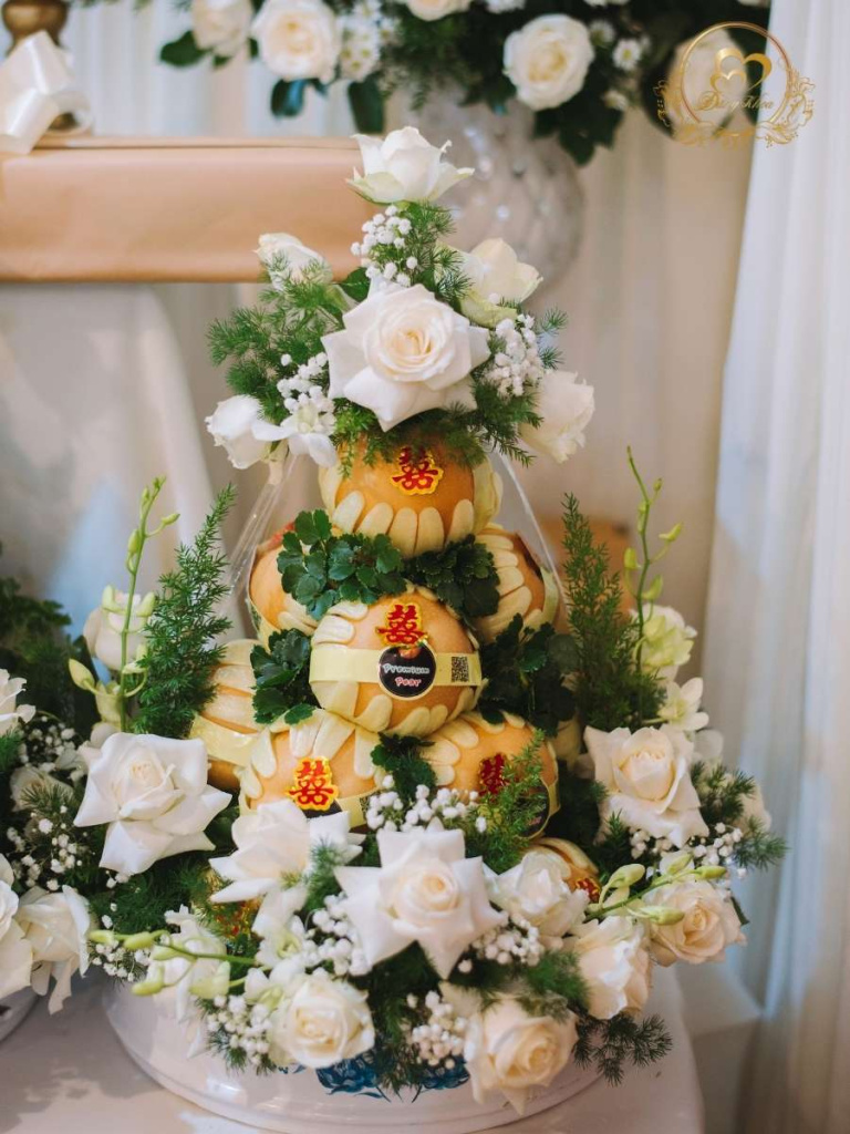 Mâm táo trang trí hoa tươi tone trắng.