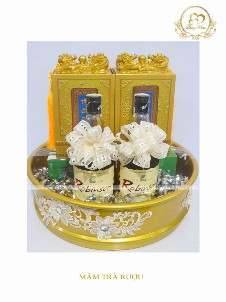 Mâm trà rượu truyền thống tone vàng.