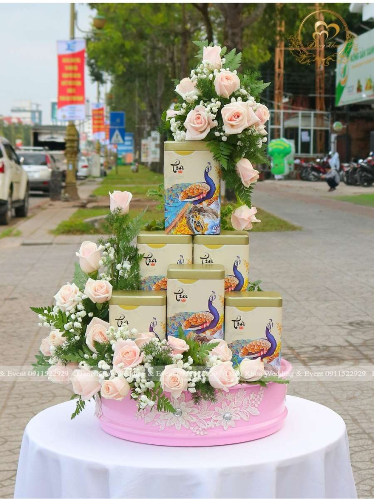 Mâm trà trang trí hoa tươi tone hồng.