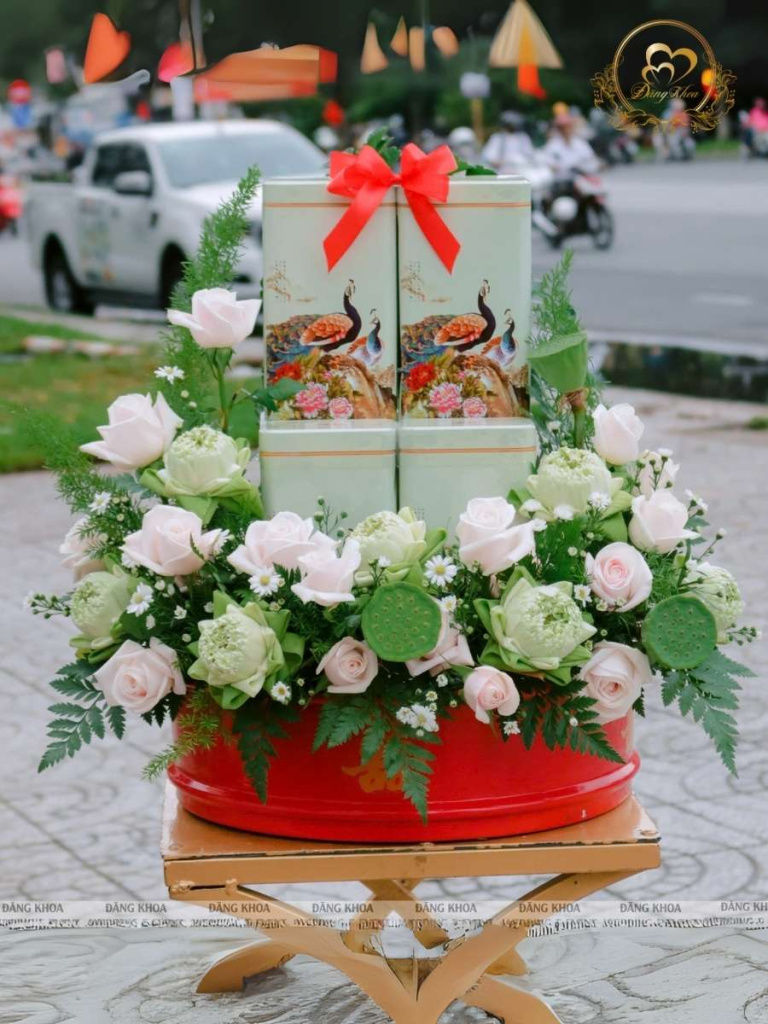 Mâm trà trang trí hoa tươi tone sen.