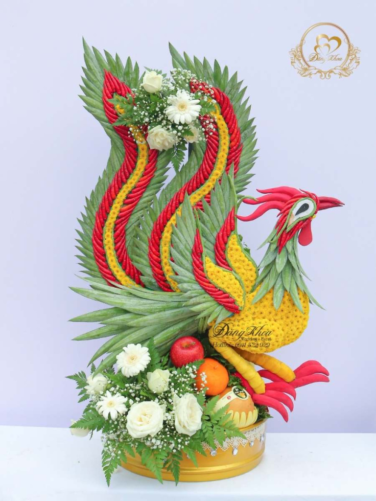 Mâm trái cây phụng trang trí hoa tươi tone trắng xanh.