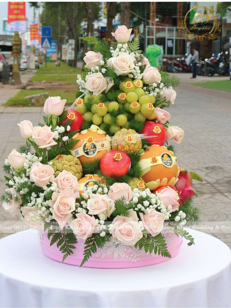 Mâm trái cây trang trí hoa tươi tone hồng.