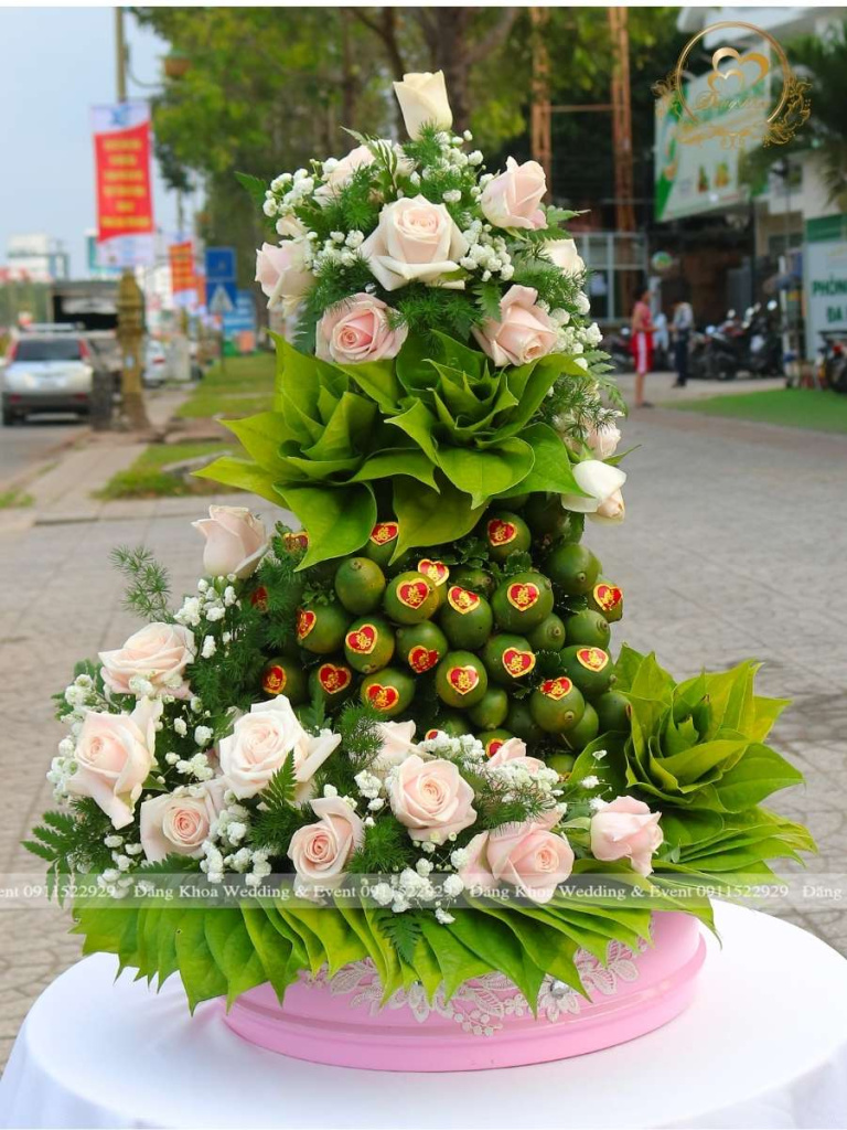 Mâm trầu cau trang trí hoa tươi tone hồng.