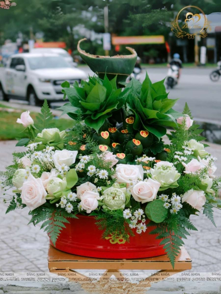 Mâm trầu cau trang trí hoa tươi tone sen.