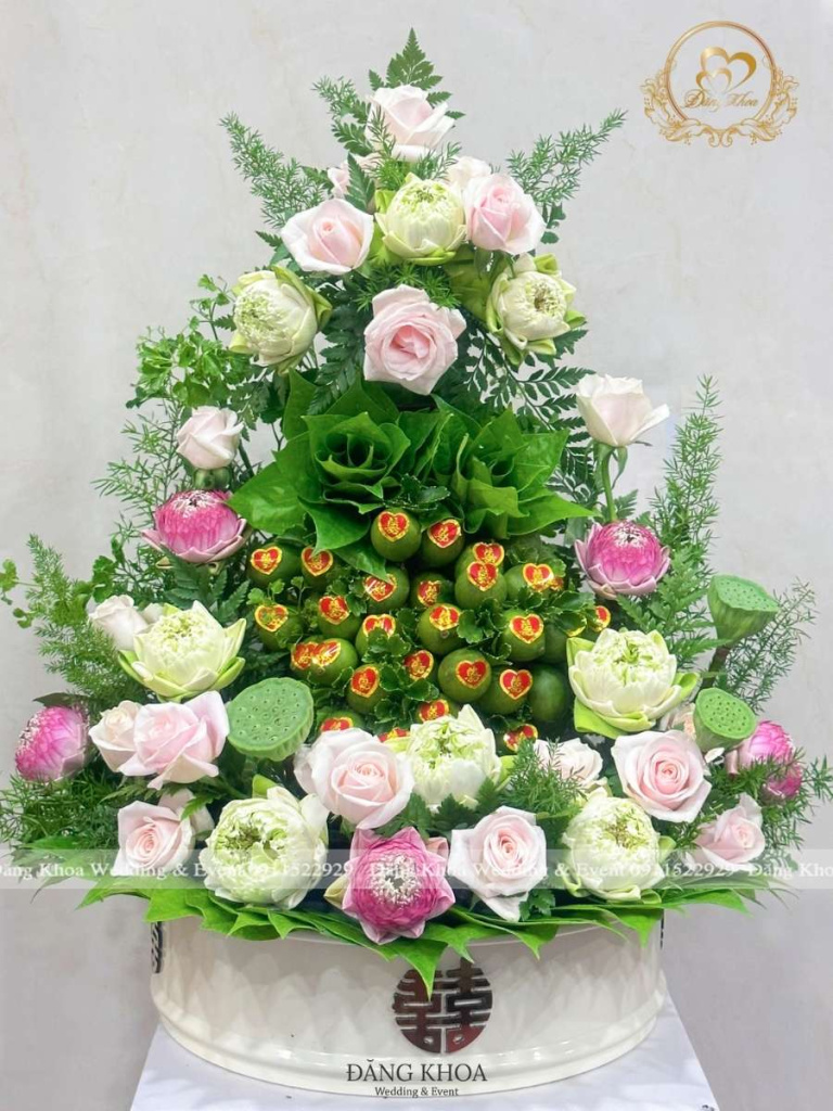 Mâm trầu cau trang trí hoa tươi tone sen.