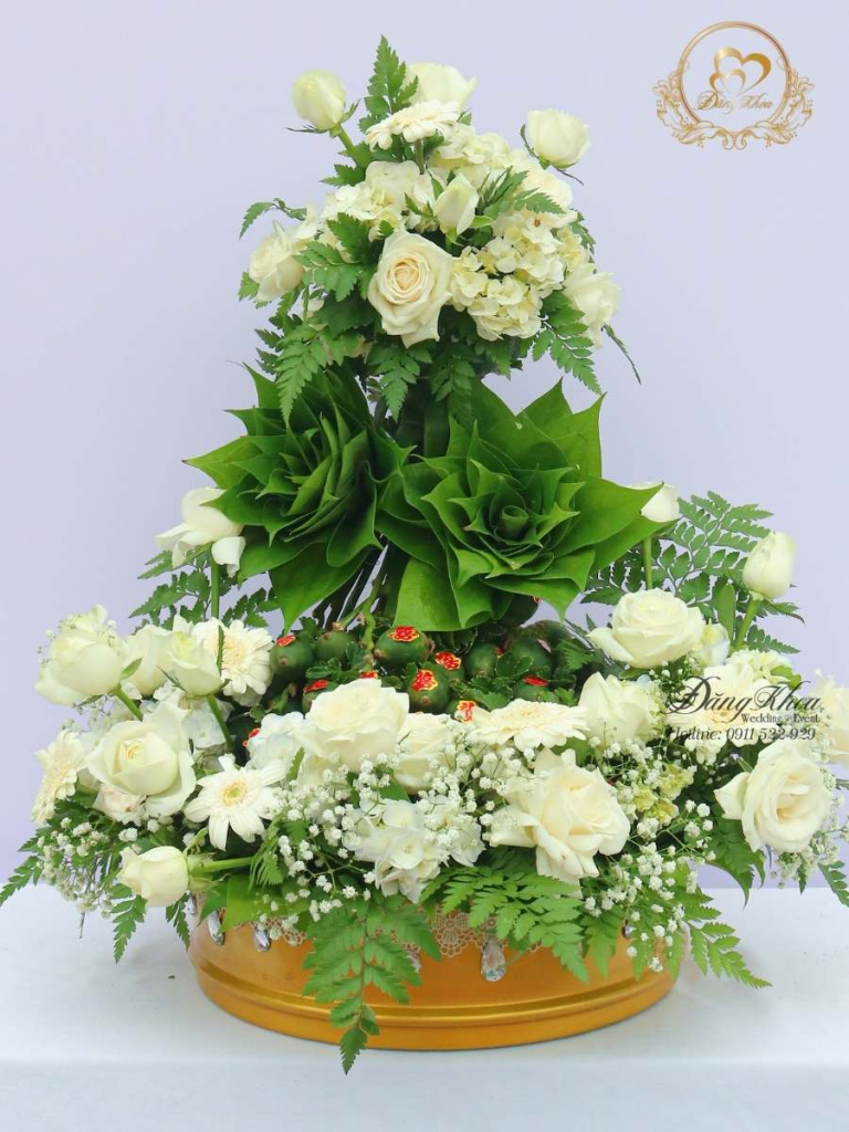 Mâm trầu cau trang trí hoa tươi tone trắng xanh.