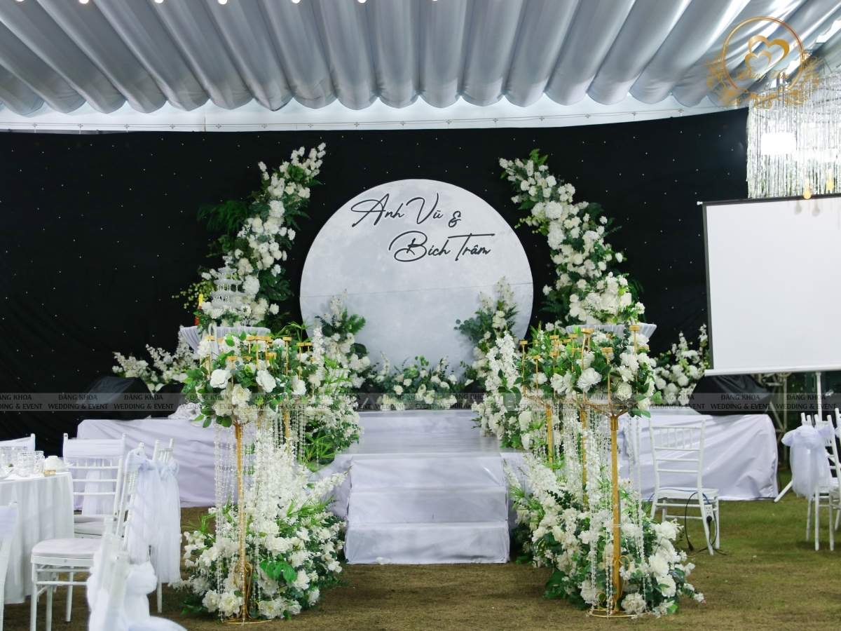 Toàn cảnh sân khấu Happy Wedding decor hoa trắng xanh sang trọng.