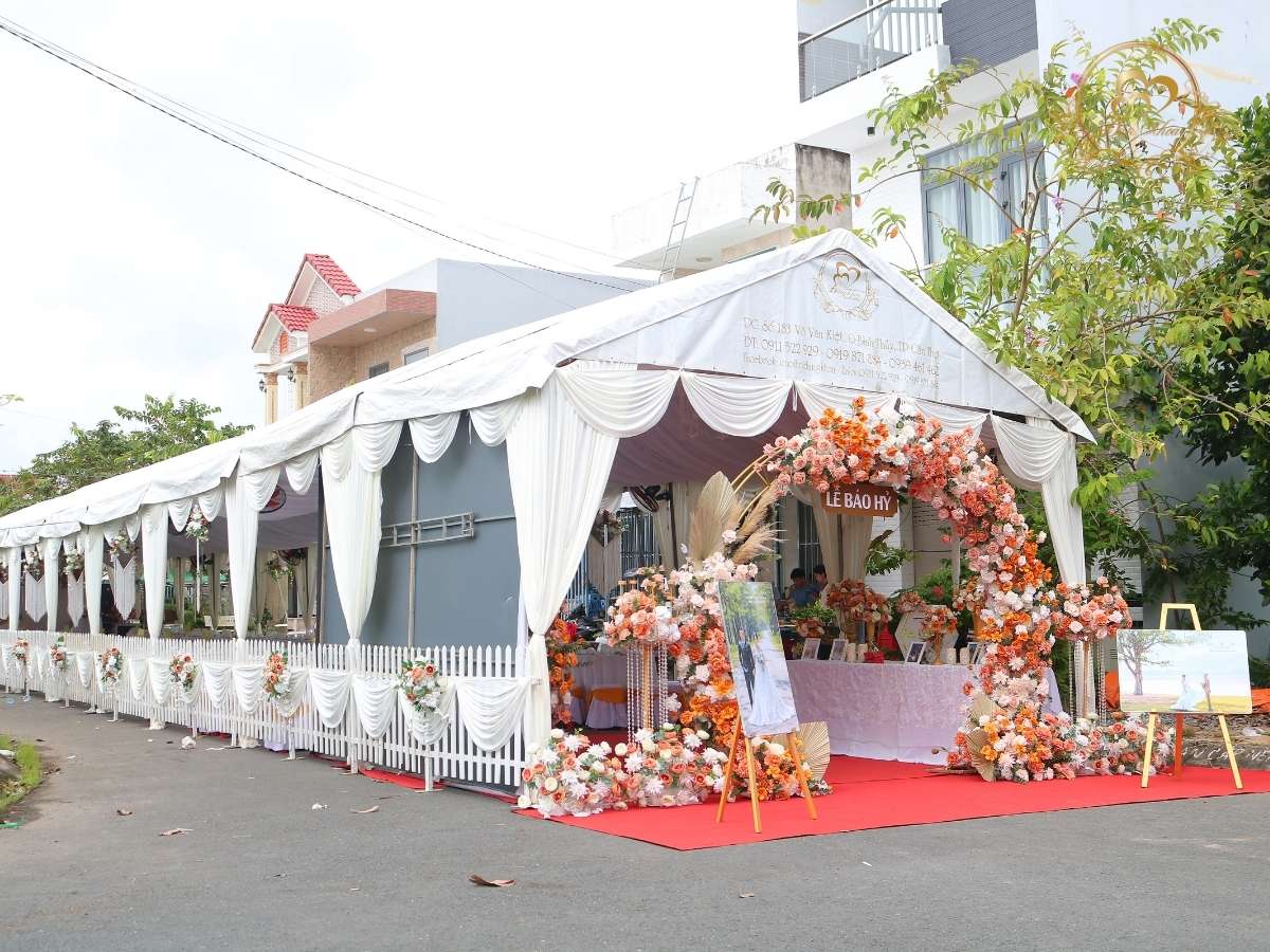 Rạp cưới không gian tone trắng
