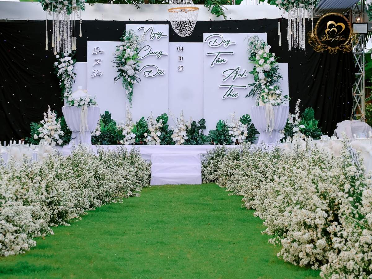 Sân khấu tiệc cưới tone trắng tinh khôi & lối đi hoa Baby.