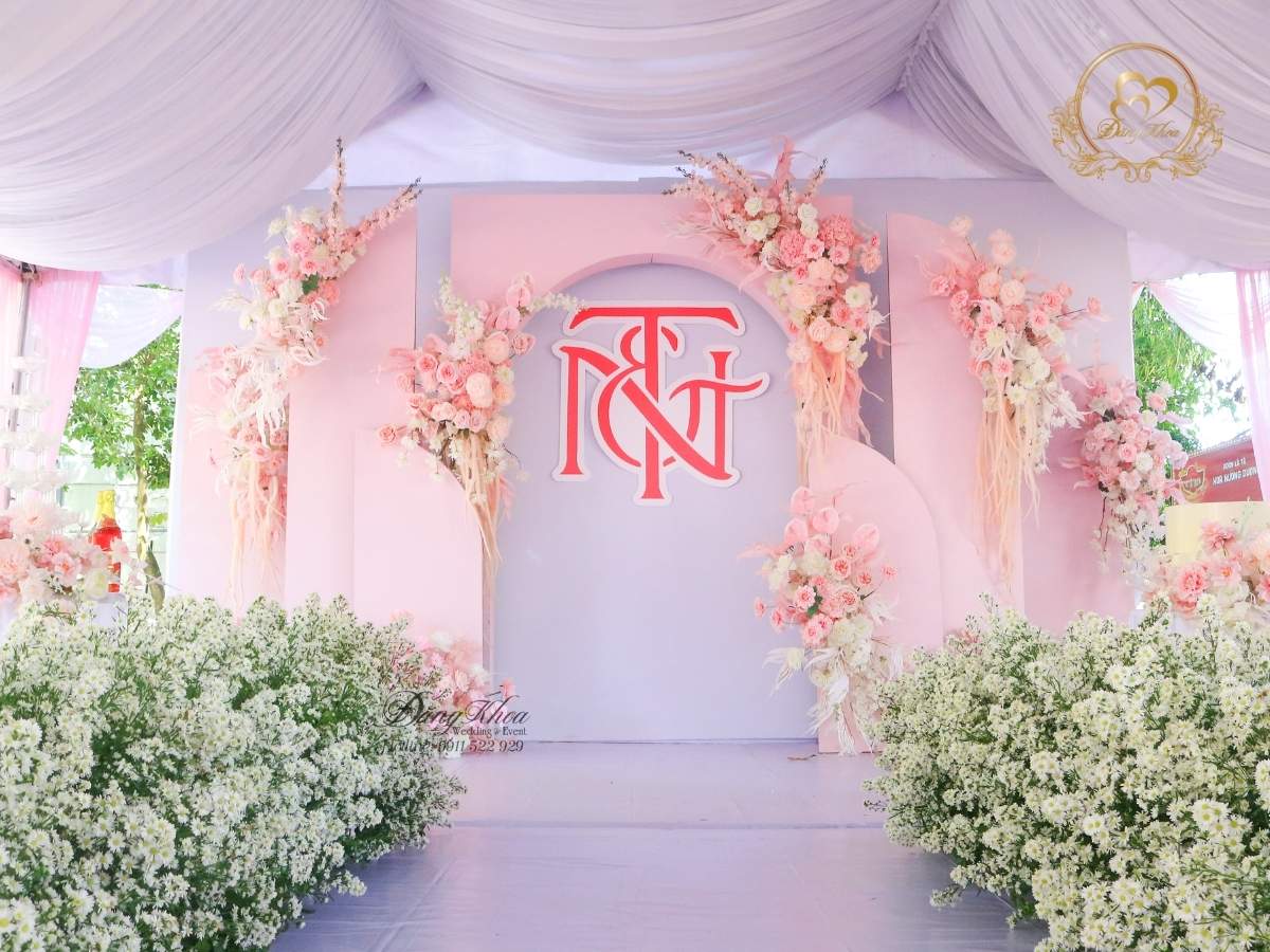 Sân khấu cưới tone hồng pastel ngọt ngào 04