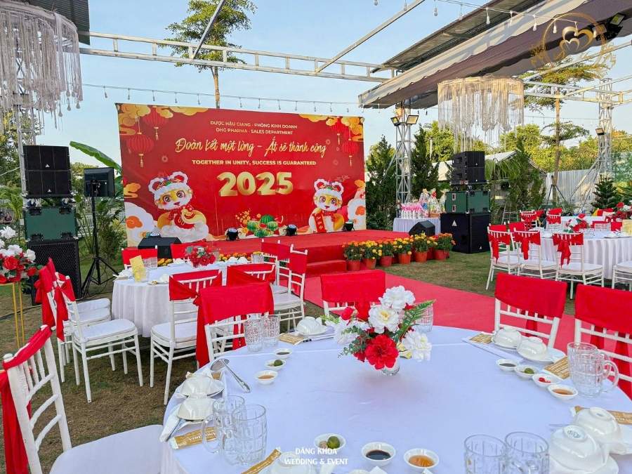 Không gian tiệc tất niên DHG Pharma 2025 decor tone đỏ rực rỡ và sang trọng.