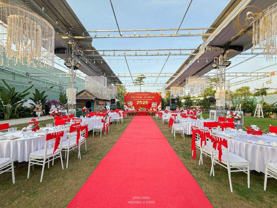 Lối đi thảm đỏ sự kiện Year End Party Dược Hậu Giang tại không gian Tiệc Ngoài Trời Đăng Khoa.