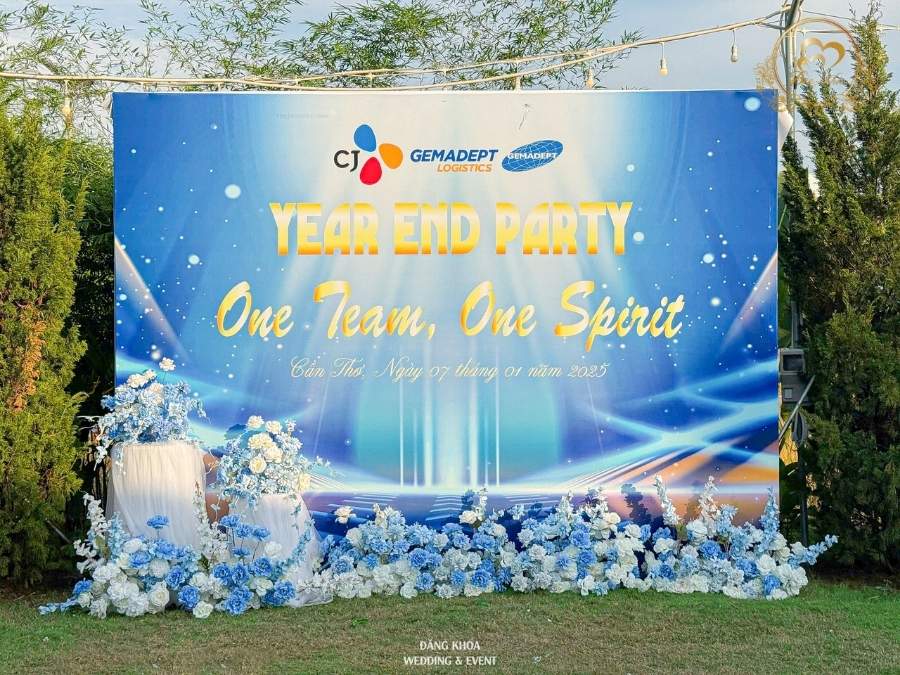 Backdrop chụp hình Year End Party tone xanh dương.