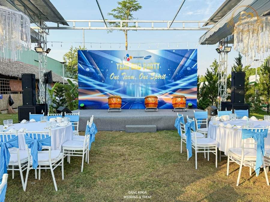 Sân khấu sự kiện Year End Party hoành tráng và màn hình LED và trống hội khai màn.
