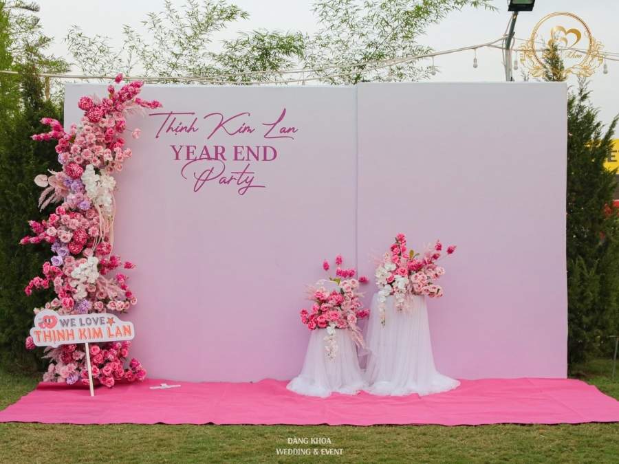 Backdrop chụp hình Year End Party tone hồng rực rỡ - sự kiện Thịnh Kim Lan.