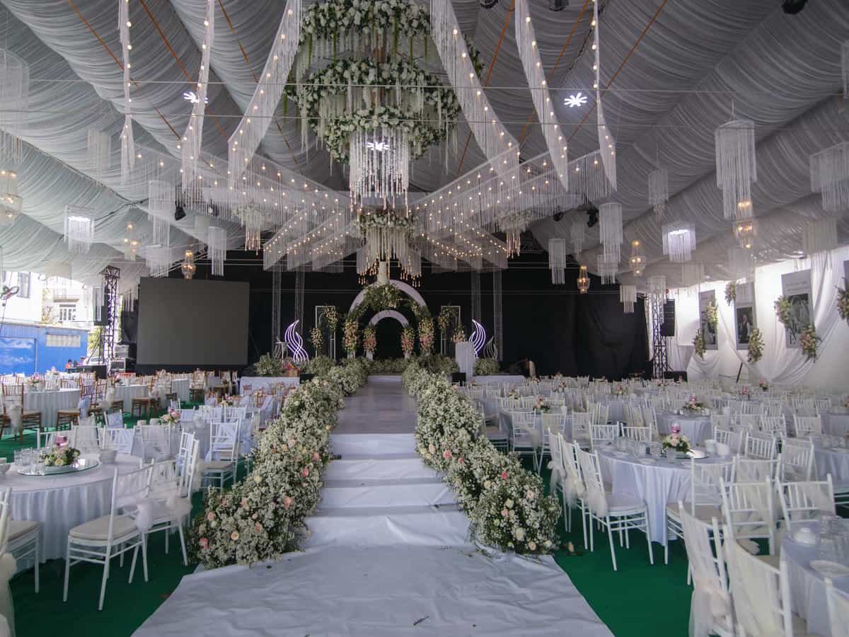 Toàn cảnh không gian tiệc cưới Happy Wedding: Rạp cưới khủng & Màn hình Led.