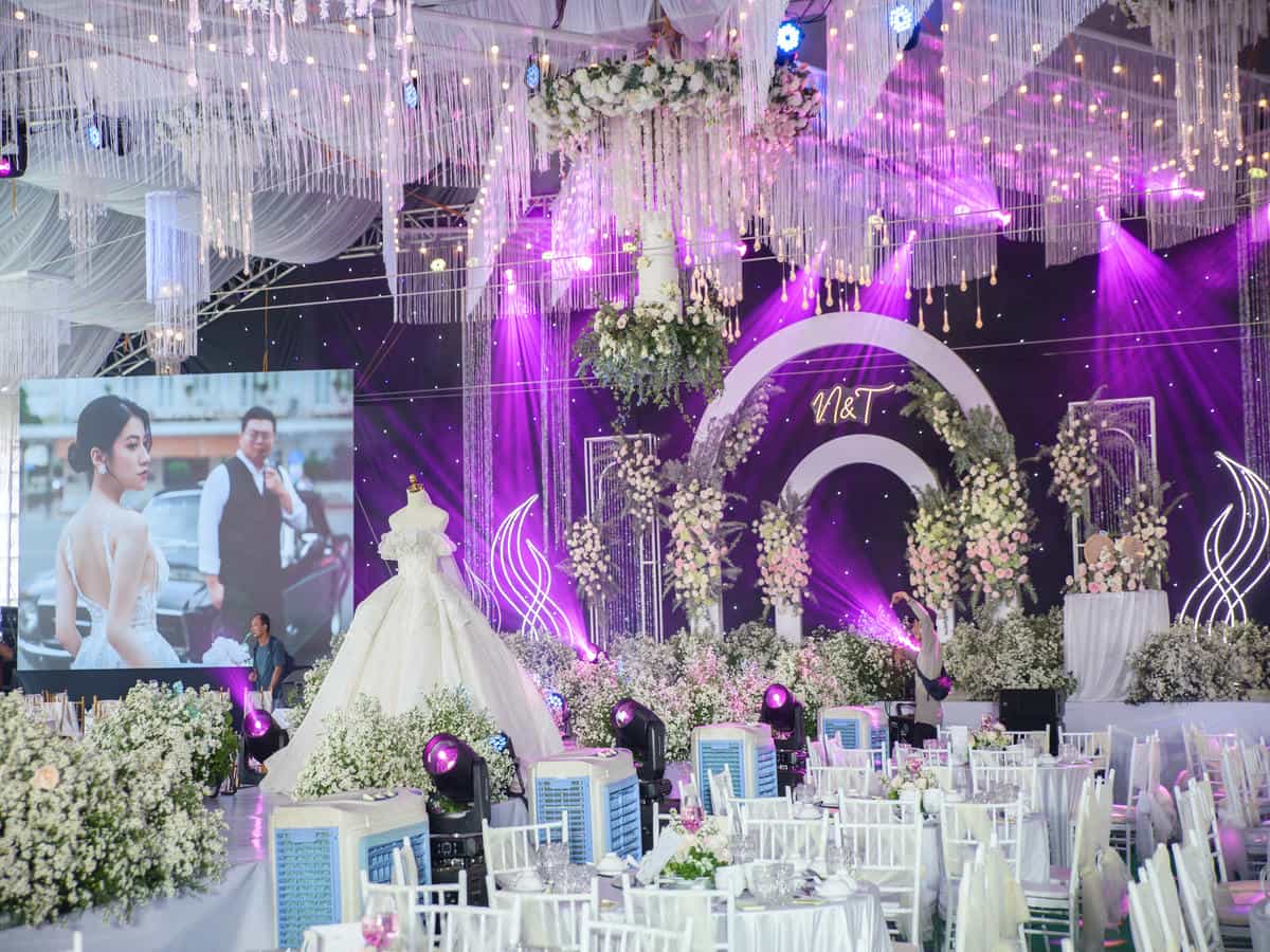 Toàn cảnh sân khấu tiệc cưới Happy Wedding: Màn hình Led & váy cưới trưng bày.