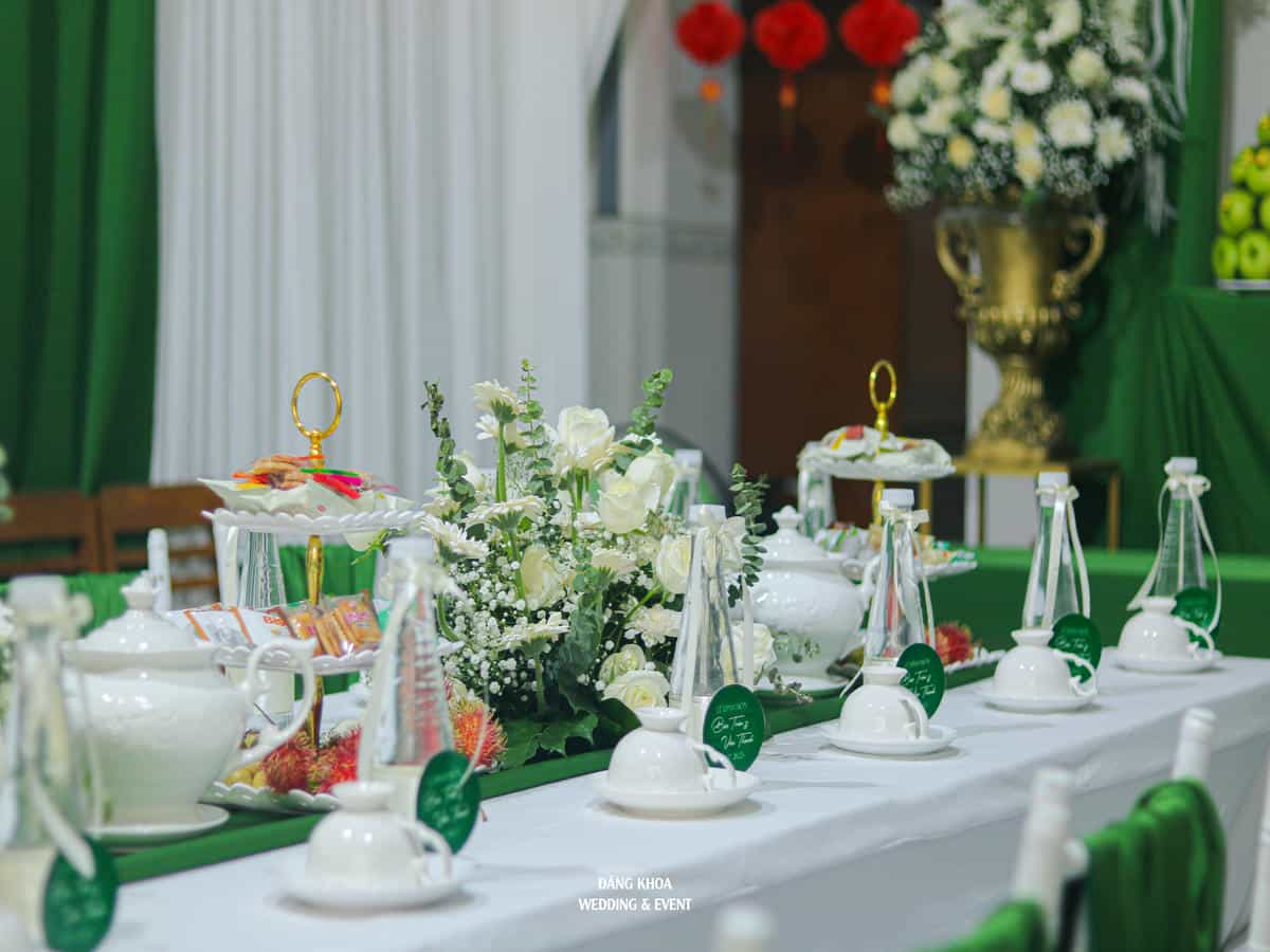 cuoi-hoi-dang-khoa-gia-tien-tone-trang-xanh-01
