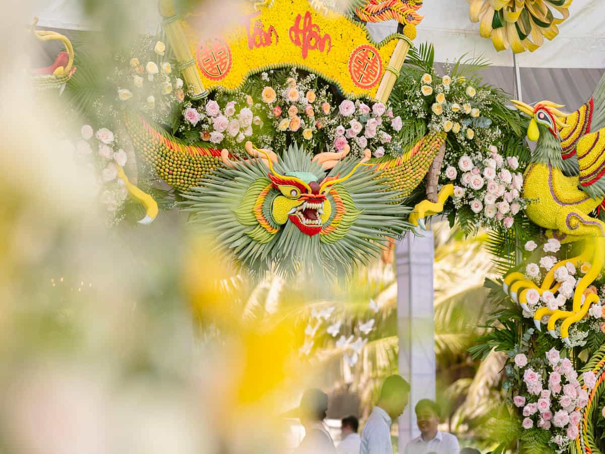 Đầu Rồng Tân Hôn trước cổng hoa được kết hoa lụa cao cấp