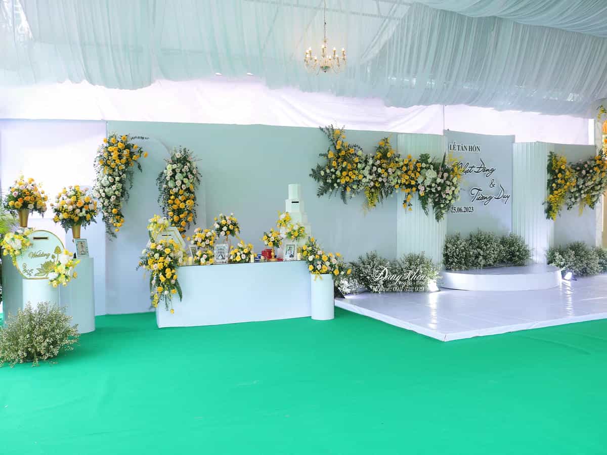Phông chụp hình cưới và bàn Gallery tone vàng xanh lá.
