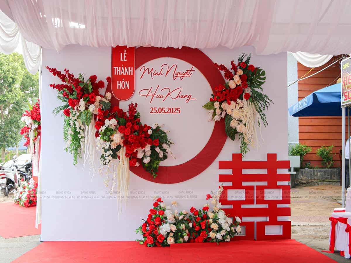 cuoi-hoi-dang-khoa-backdrop-cuoi-le-thanh-hon-tone-do-trang-02