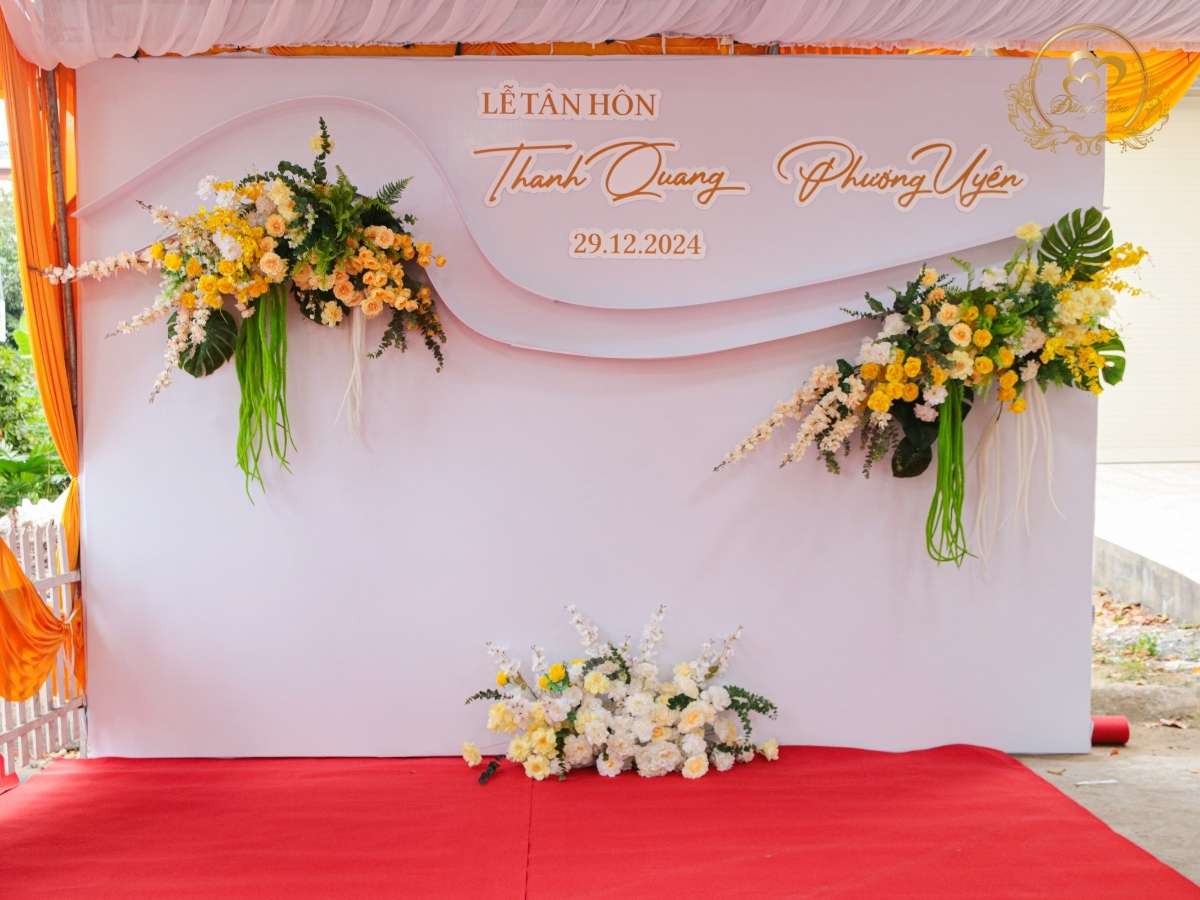cuoi-hoi-dang-khoa-backdrop-cuoi-le-tan-hon-tone-vang-kem-02