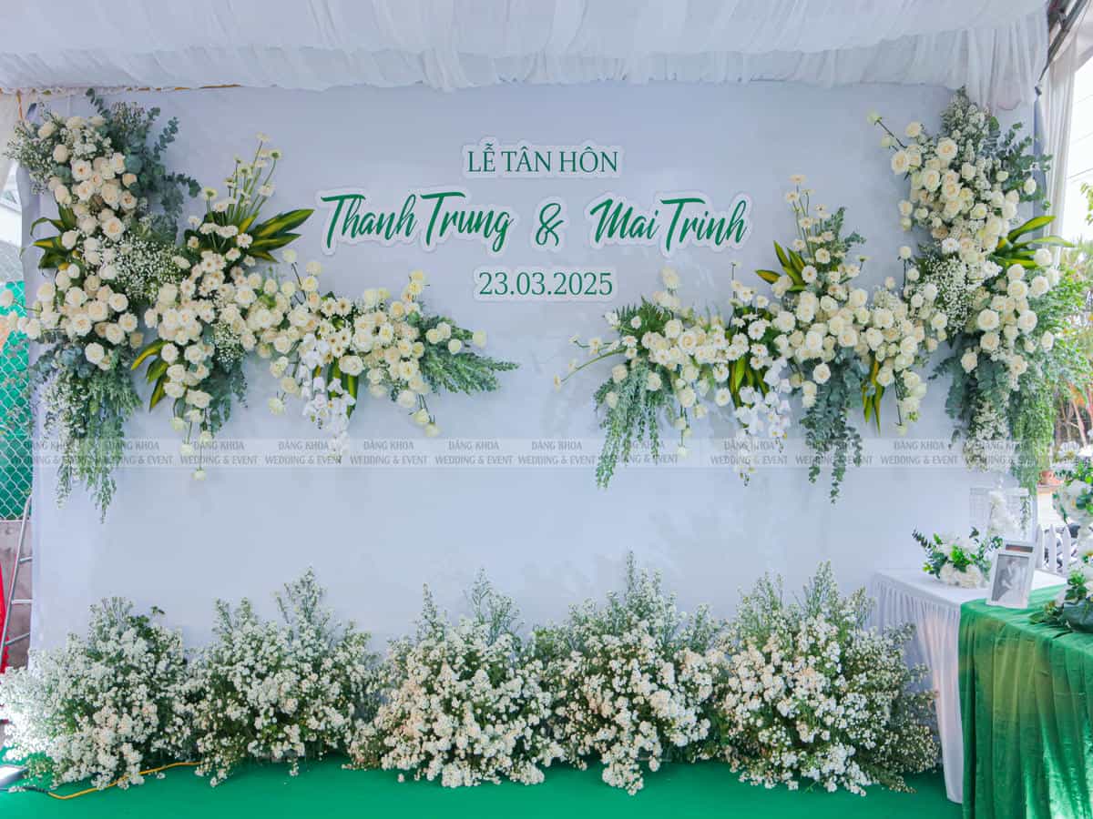cuoi-hoi-dang-khoa-backdrop-cuoi-le-tan-hon-tone-trang-xanh-01