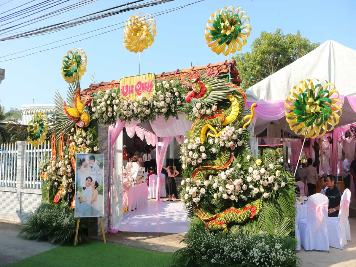 Cổng hoa Rồng Phụng được kết bằng lá dứa và hoa lụa cao cấp.