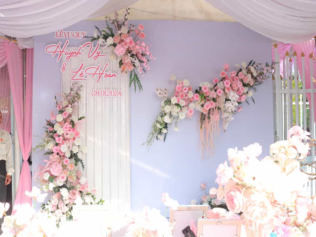 Backdrop chụp hình cưới tone hồng pastel
