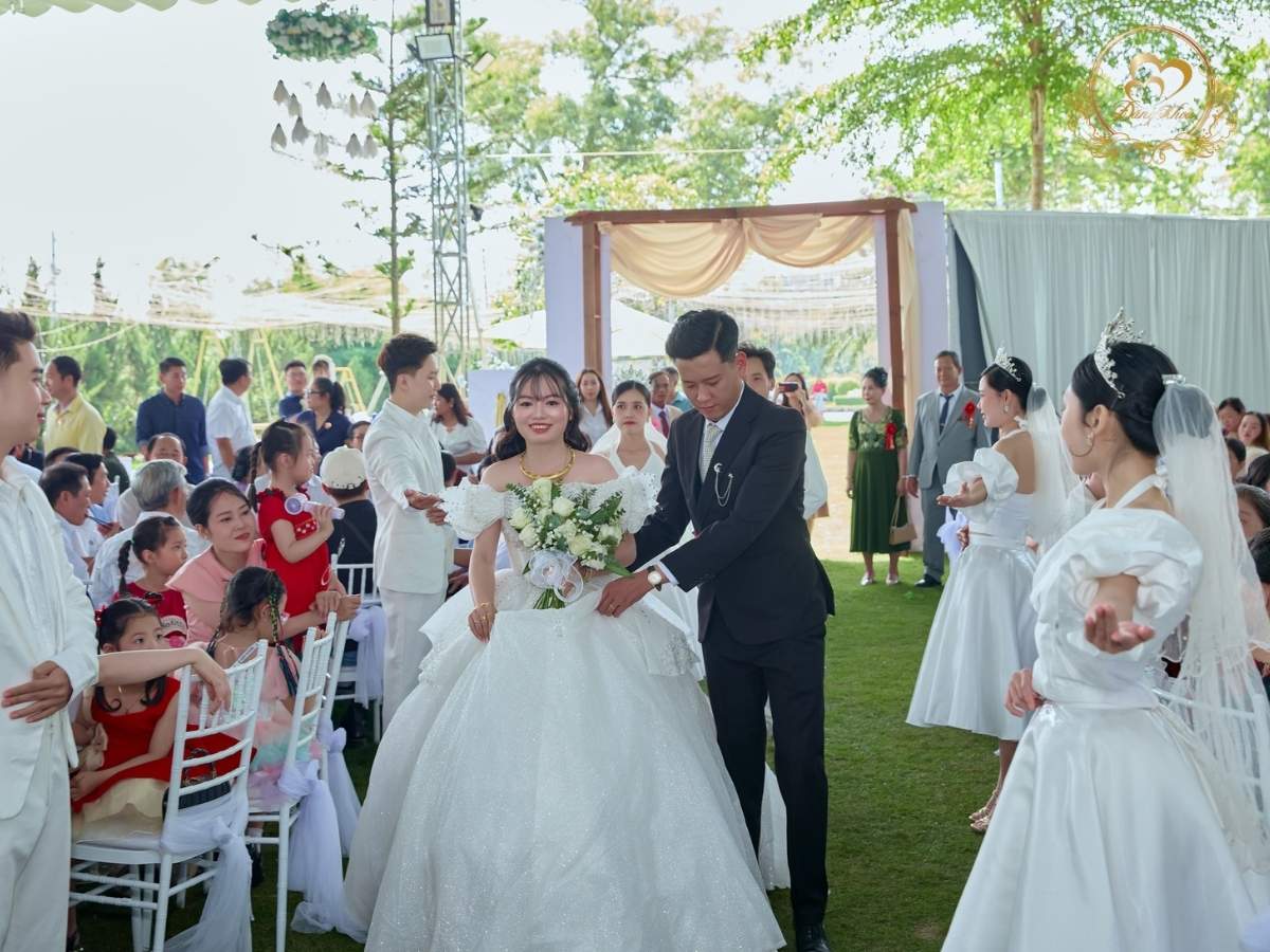Cô dâu Mỹ Trân & chú rể Hoàng Duy tiến vào lễ đường