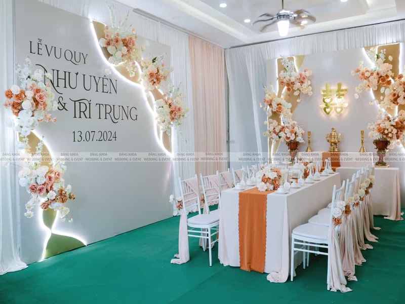 Gia tiên tone vàng kem hiện đại 