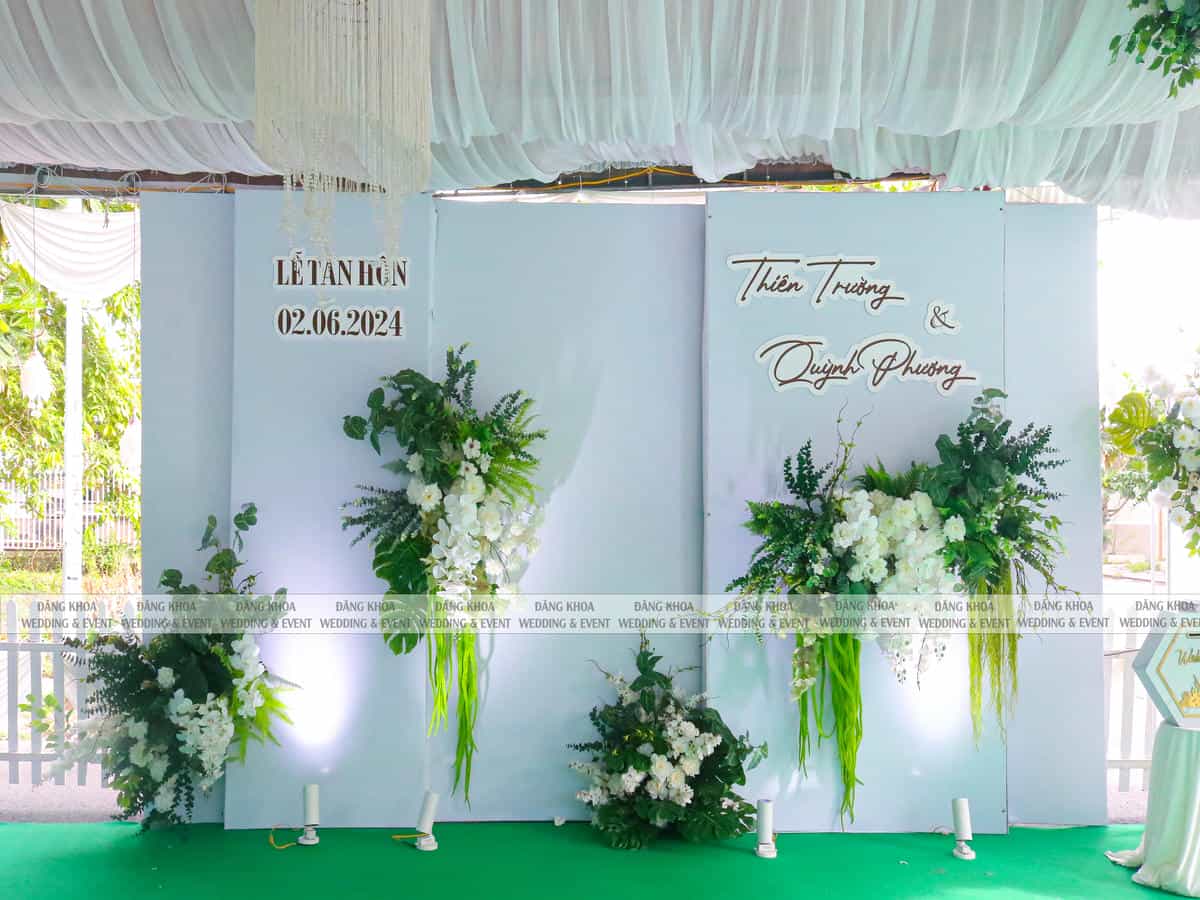 cuoi-hoi-dang-khoa-backdrop-cuoi-le-tan-hon-tone-trang-xanh-02
